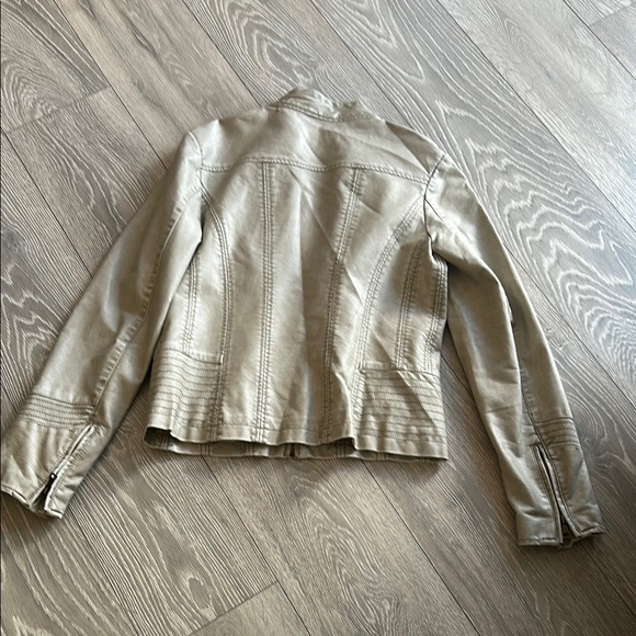 Women's Tan “Leather” Jacket - Picture 6 of 7